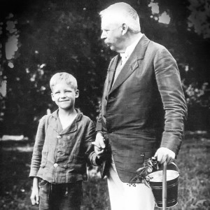 Thure von Uexküll mit seinem Vater Jakob (1915).